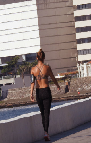 Una plaza comercial con vista al mar